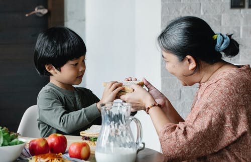 祖母给亚洲孙子三明治 · 免费素材图片