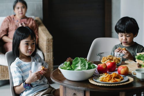 亚洲孩子在厨房里吃早餐 · 免费素材图片