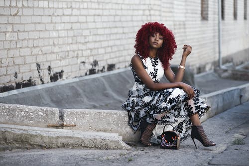 白色和黑色碎花无袖长连衣裙的红头发女人 · 免费素材图片