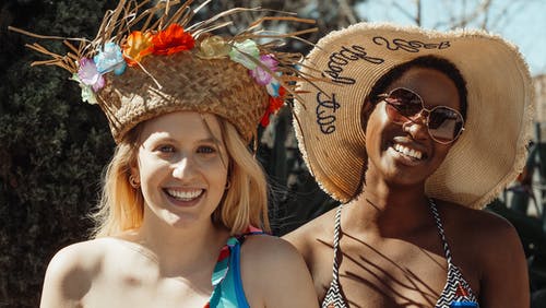 蓝色背心戴棕色太阳帽的女人 · 免费素材图片