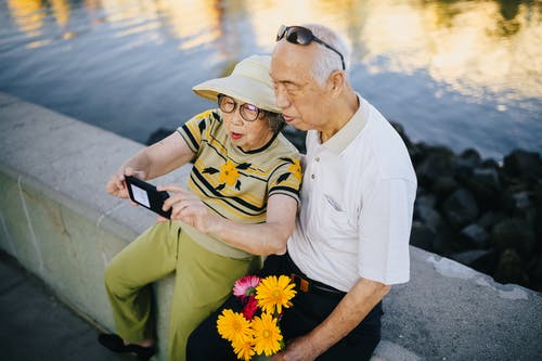 老夫妇坐在水泥凳上 · 免费素材图片
