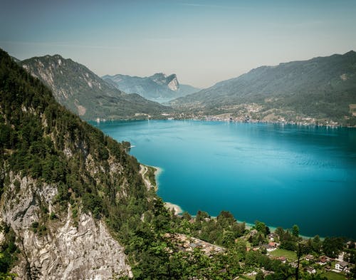 泻湖附近的绿山 · 免费素材图片