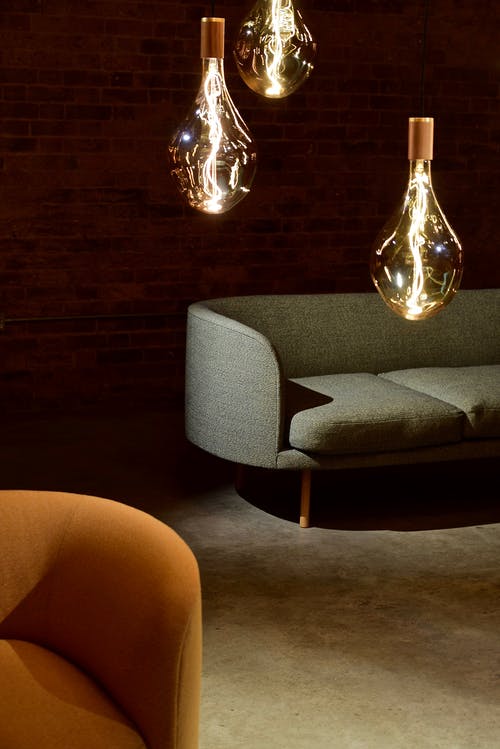 沙发旁边的三个爱迪生灯泡 · 免费素材图片