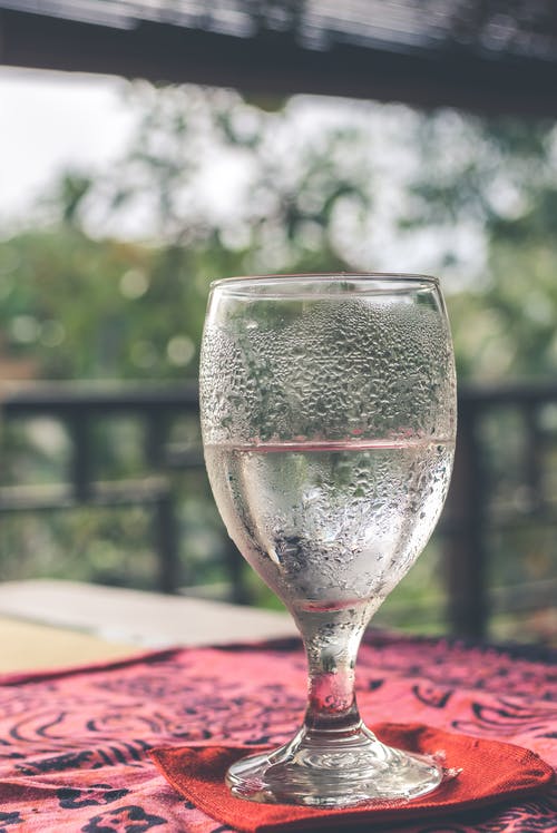 酒杯装满水 · 免费素材图片