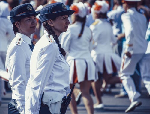 在街上的女警瓦林 · 免费素材图片