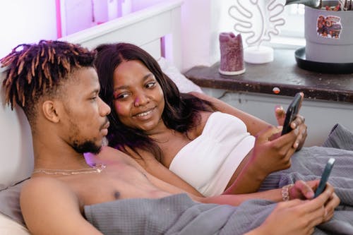 有关一对, 一起, 使用手机的免费素材图片