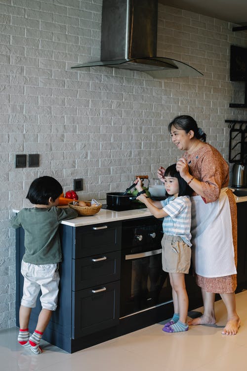 有孩子的愉快的祖母在厨房里 · 免费素材图片