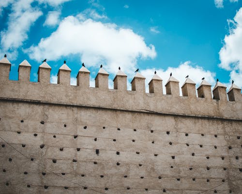 积云下的棕色混凝土城堡墙 · 免费素材图片