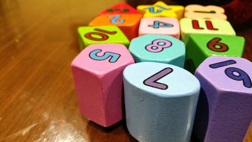 木制的桌子上的彩色的骰子玩具 · 免费素材图片