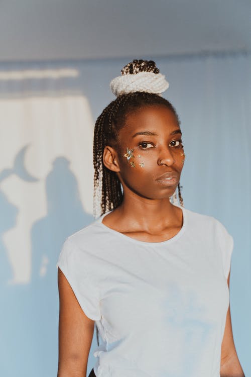 白色圆领t恤的女人 · 免费素材图片