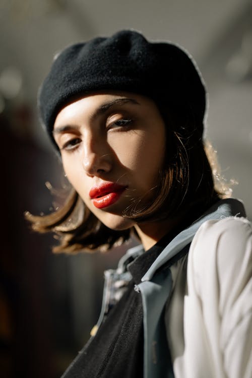 白领衬衫和黑色针织帽的女人 · 免费素材图片