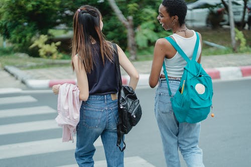 性格开朗的多种族妇女过马路 · 免费素材图片