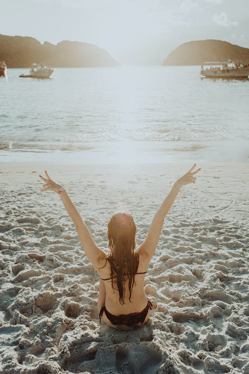 享受沙质海岸上的年轻女子海 · 免费素材图片