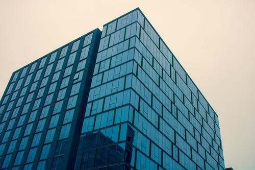 玻璃建筑的低角度摄影 · 免费素材图片