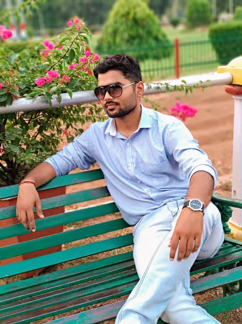 男士蓝色正装衬衫和蓝色牛仔裤 · 免费素材图片