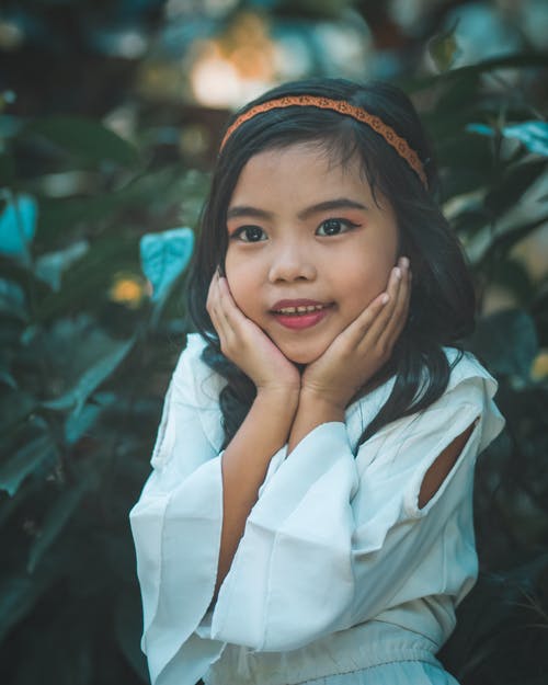 女孩抱着她的脸 · 免费素材图片