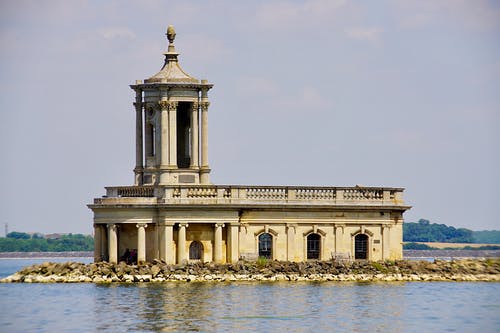 白色混凝土建筑在水体附近的照片 · 免费素材图片