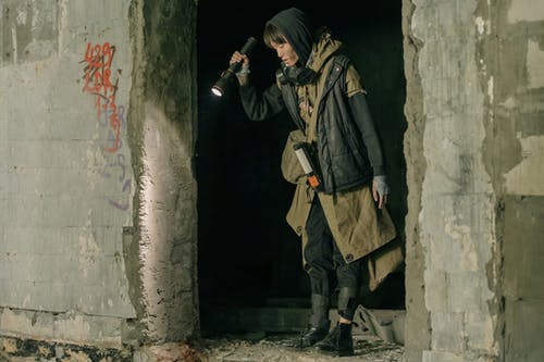 棕色夹克和棕色的裤子，站在灰色的水泥地板上的男人 · 免费素材图片