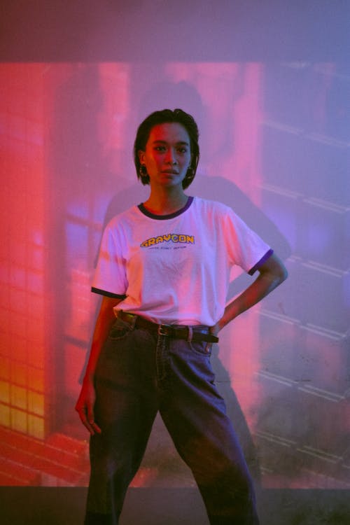 有关垂直拍摄, 女人, 手放在臀部的免费素材图片