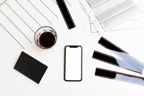 白色桌上的黑色和银色iphone 6 · 免费素材图片