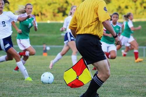 女子运动员踢足球 · 免费素材图片