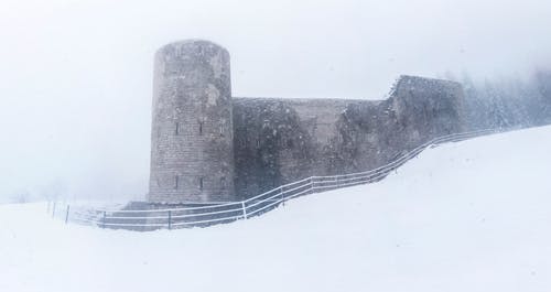灰色城堡在白雪皑皑的地方 · 免费素材图片