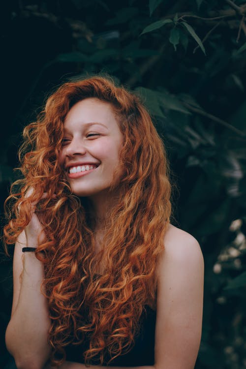 红头发的微笑妇女 · 免费素材图片