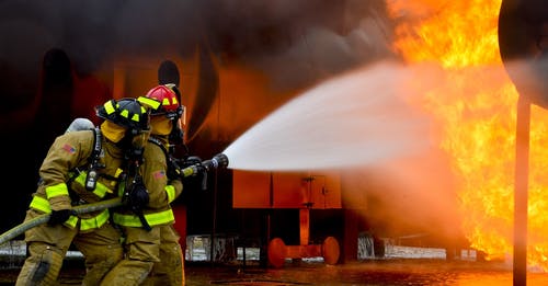 消防员在火上吹水 · 免费素材图片