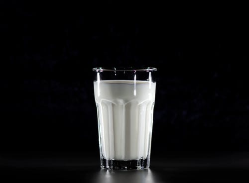 一杯牛奶的灰度摄影 · 免费素材图片