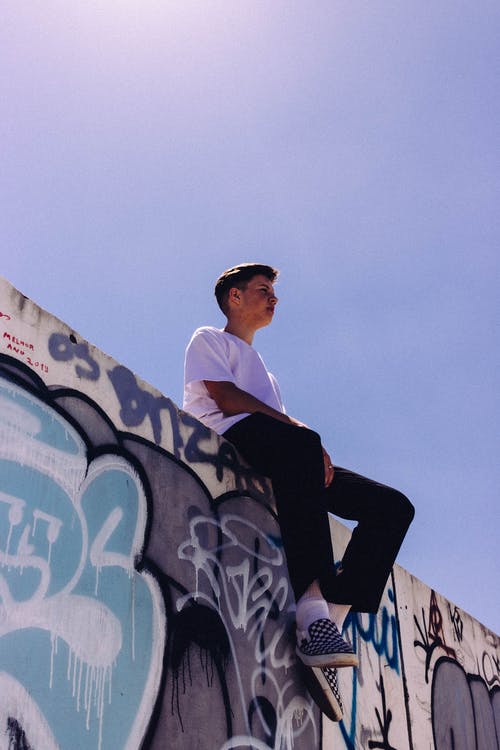 有关低角度拍摄, 坐, 垂直拍摄的免费素材图片