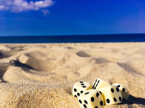 五个骰子在沙滩上 · 免费素材图片