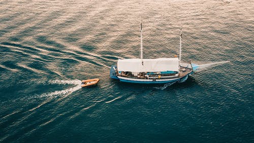 蓝船在海洋上 · 免费素材图片