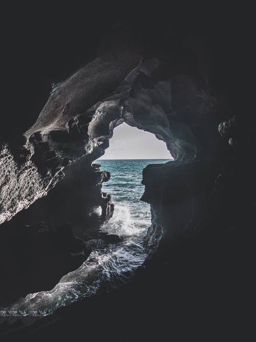水体附近的灰色洞穴 · 免费素材图片