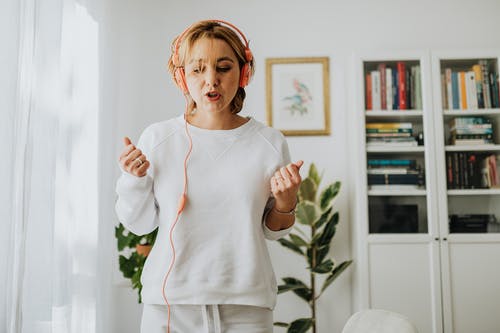 有关位置, 女人, 室内的免费素材图片