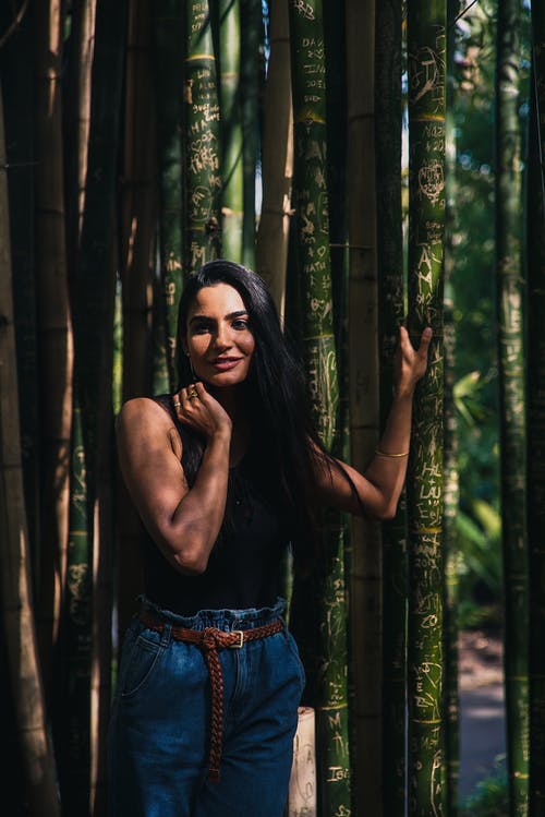 站在竹树旁边的女人 · 免费素材图片