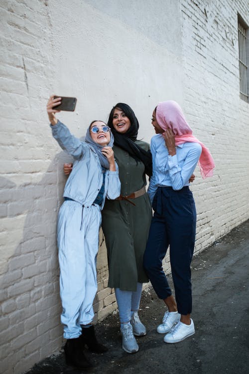 3名妇女站着拍照 · 免费素材图片