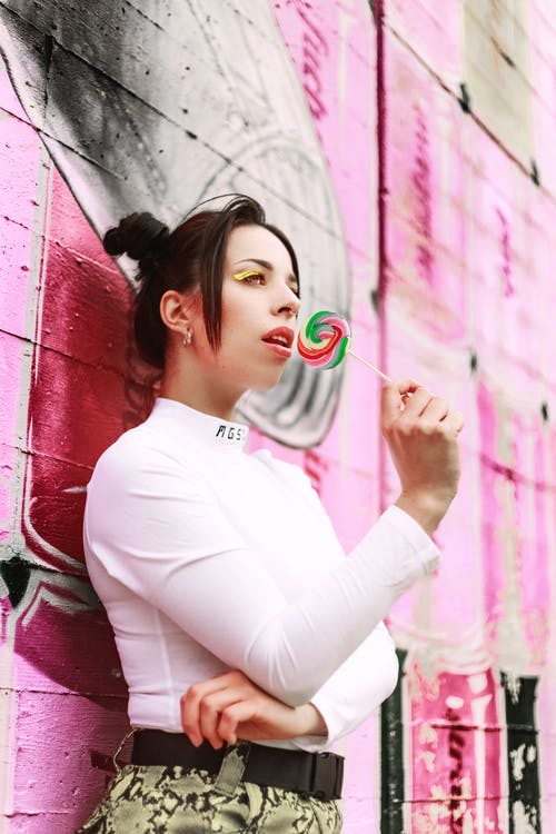 低角度的女人靠在墙上的照片 · 免费素材图片