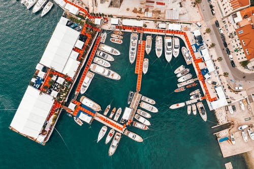 沿海城市港口与现代船舶停泊 · 免费素材图片