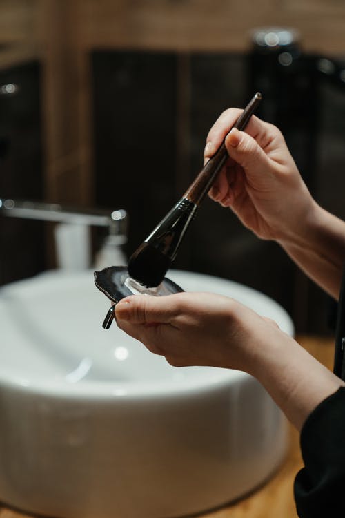 持有黑色和银色剪刀的人 · 免费素材图片