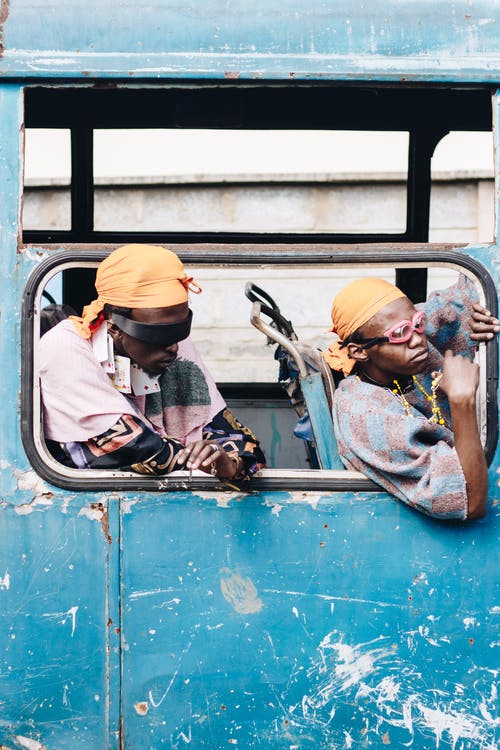 时尚的黑人男子，坐在旧的粗糙巴士的头巾 · 免费素材图片