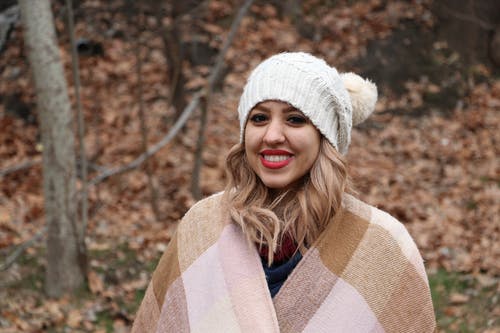 有关（顶部有小羊毛球的）羊毛帽子, 下落, 人的免费素材图片