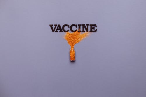 灰色表面上的疫苗文字 · 免费素材图片