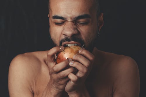 男子咬苹果果实 · 免费素材图片