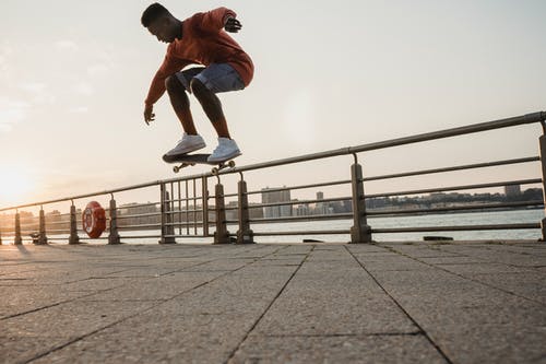 男子跳上滑板 · 免费素材图片