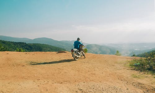 蓝顶骑摩托车的人 · 免费素材图片