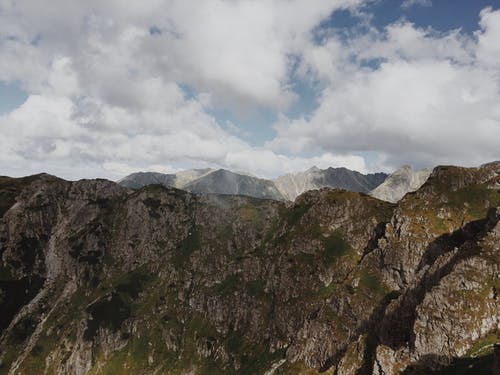 多云的天空下山的风景 · 免费素材图片