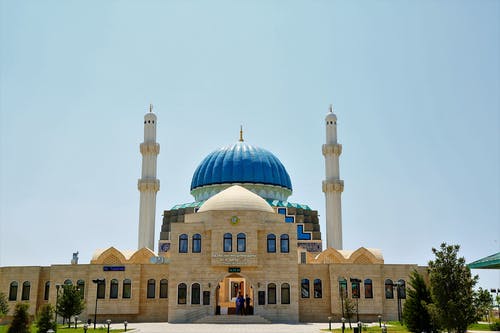 白色和蓝色的混凝土清真寺 · 免费素材图片
