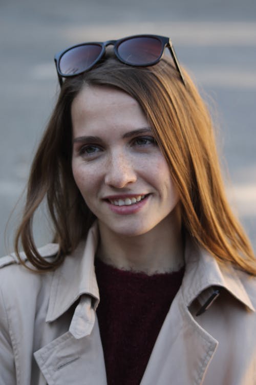 有关墨镜, 女人, 年轻的免费素材图片