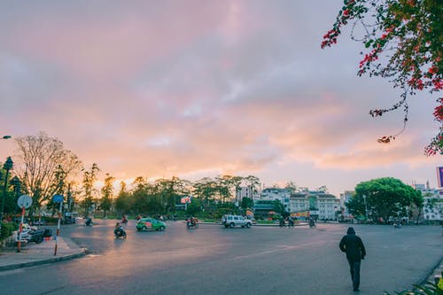 在路上行走的人 · 免费素材图片