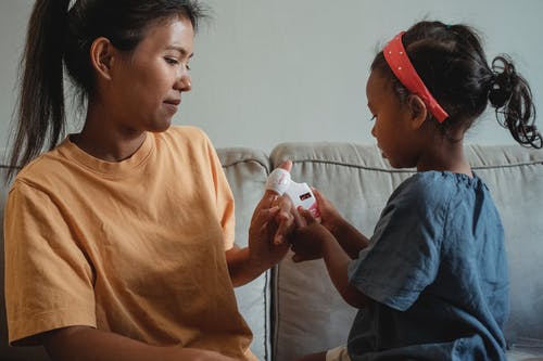 亚洲母亲和女儿扮演医生 · 免费素材图片